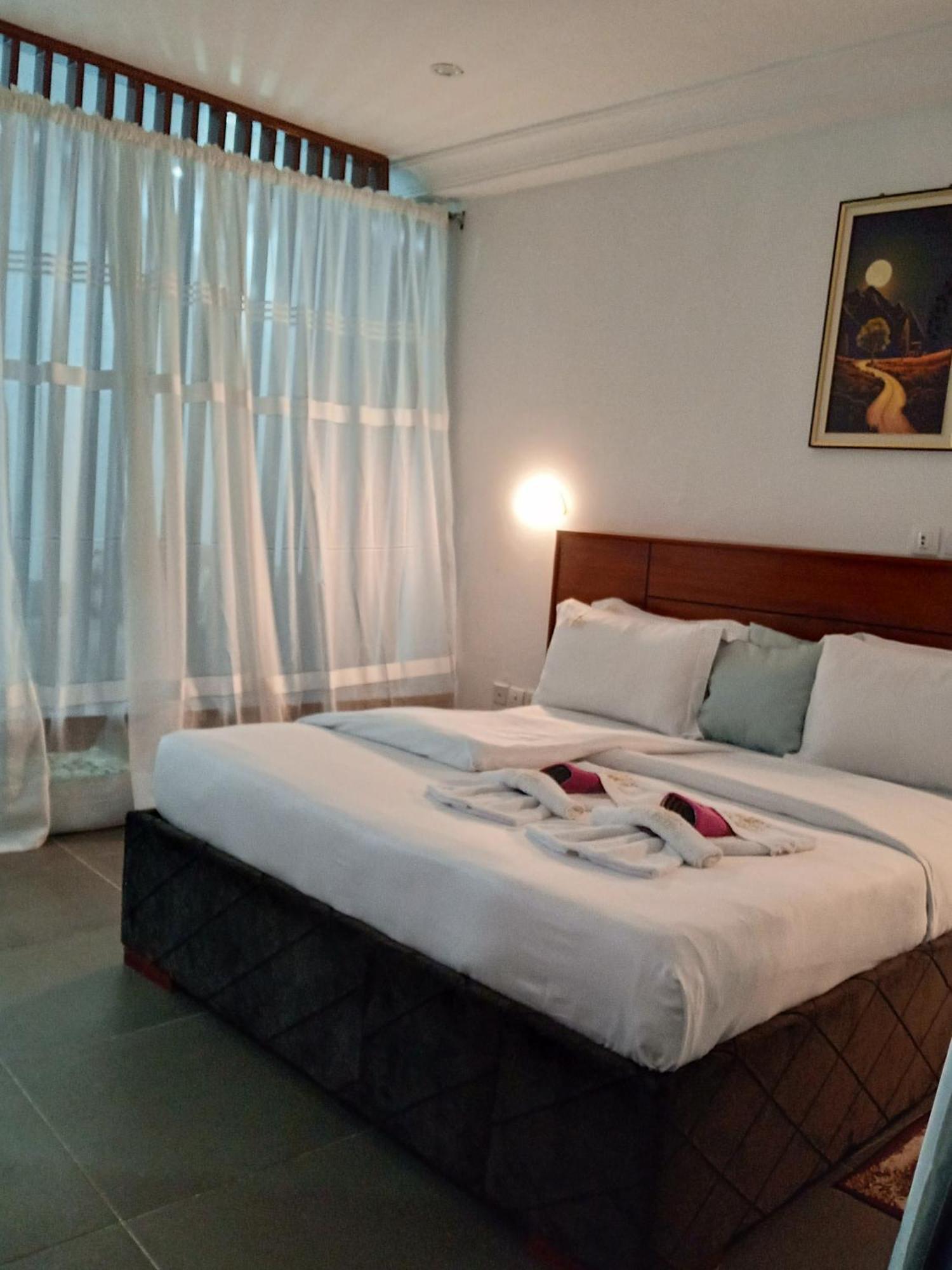 Cofe Hotel Yaoundé Buitenkant foto